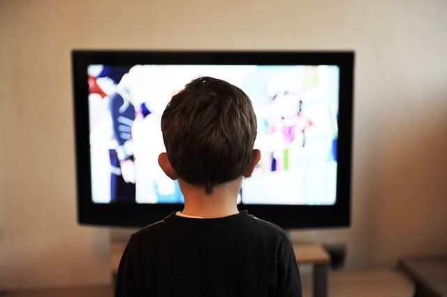 ¿Por qué no es bueno que los niños vean demasiado la televisión?