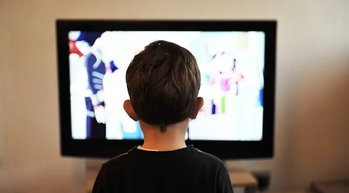 ¿Por qué no es bueno que los niños vean demasiado la televisión?