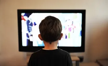 ¿Por qué no es bueno que los niños vean demasiado la televisión?