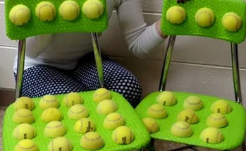 Una maestra inventa unas sillas para niños con autismo